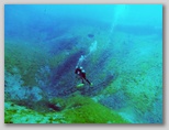 Lago di Posta Fibreno ai piedi delle montagne del Parco Nazionale d'Abruzzo, Lazio e Molise